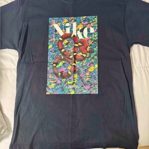 Nike Men’s Black T-Shirt with Multicolor Snake Graphic- size M